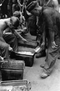 De maaltijd voor de militairen wordt in de mess tins geschept, Bestanddeelnr 1736