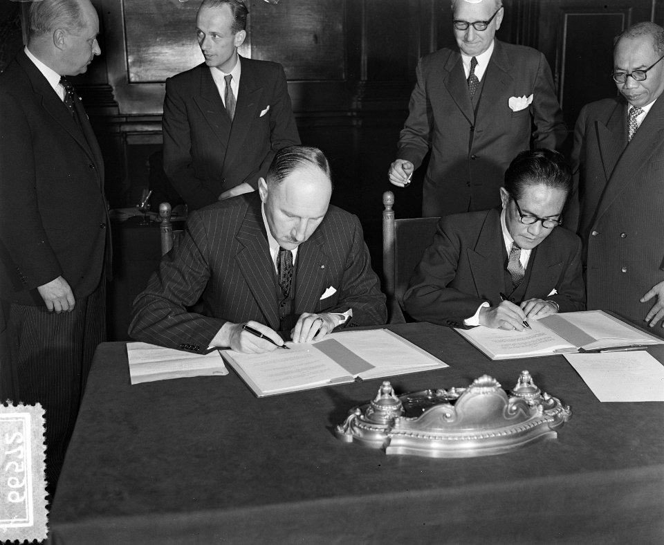 De minister van Buitenlandse Zaken, Joseph Luns, en zijn Indonesische ambtgenoot, Bestanddeelnr 906-6572