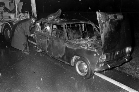 De restanten van de Fiat 124, op de Hoogweg. Het ongeluk kostte een persoon het , Bestanddeelnr 921-6823