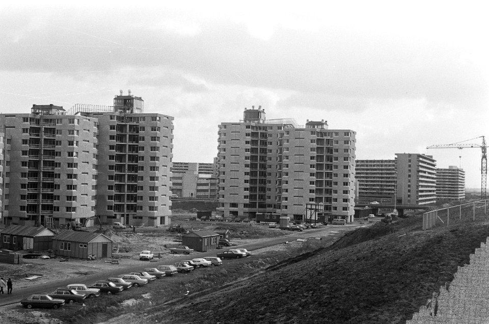 De metrobaan in aanbouw tegen de achtergrond van flats, Bestanddeelnr 926-8288