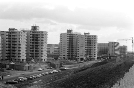 De metrobaan in aanbouw tegen de achtergrond van flats, Bestanddeelnr 926-8288