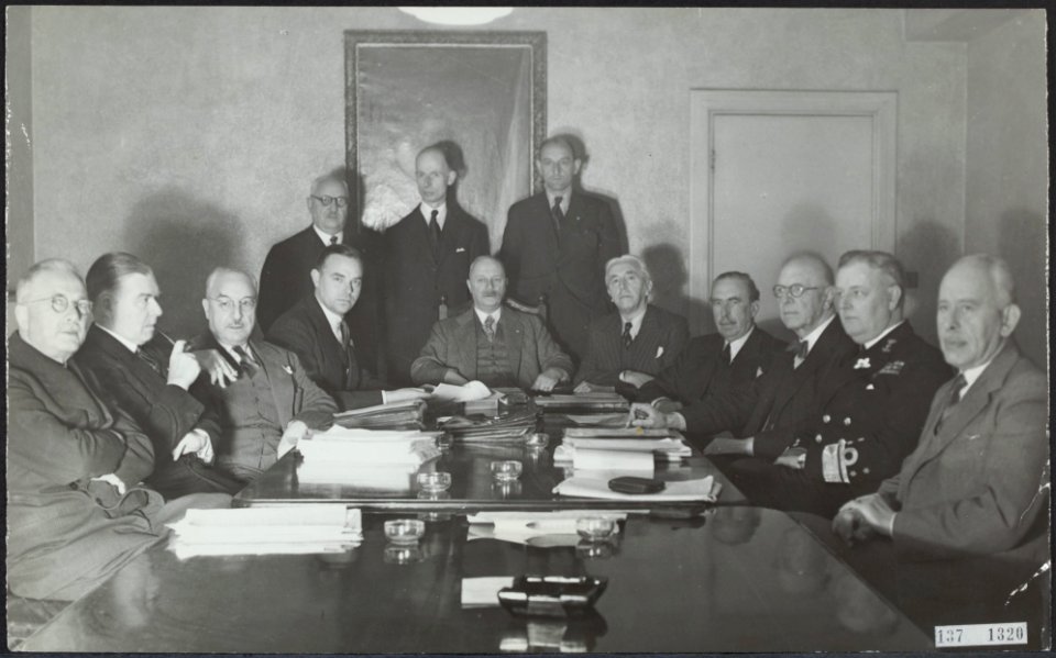 De ministerraad te Londen in de tweede helft van 1944. Staande vlnr. Van Lidth d, Bestanddeelnr 137-1320