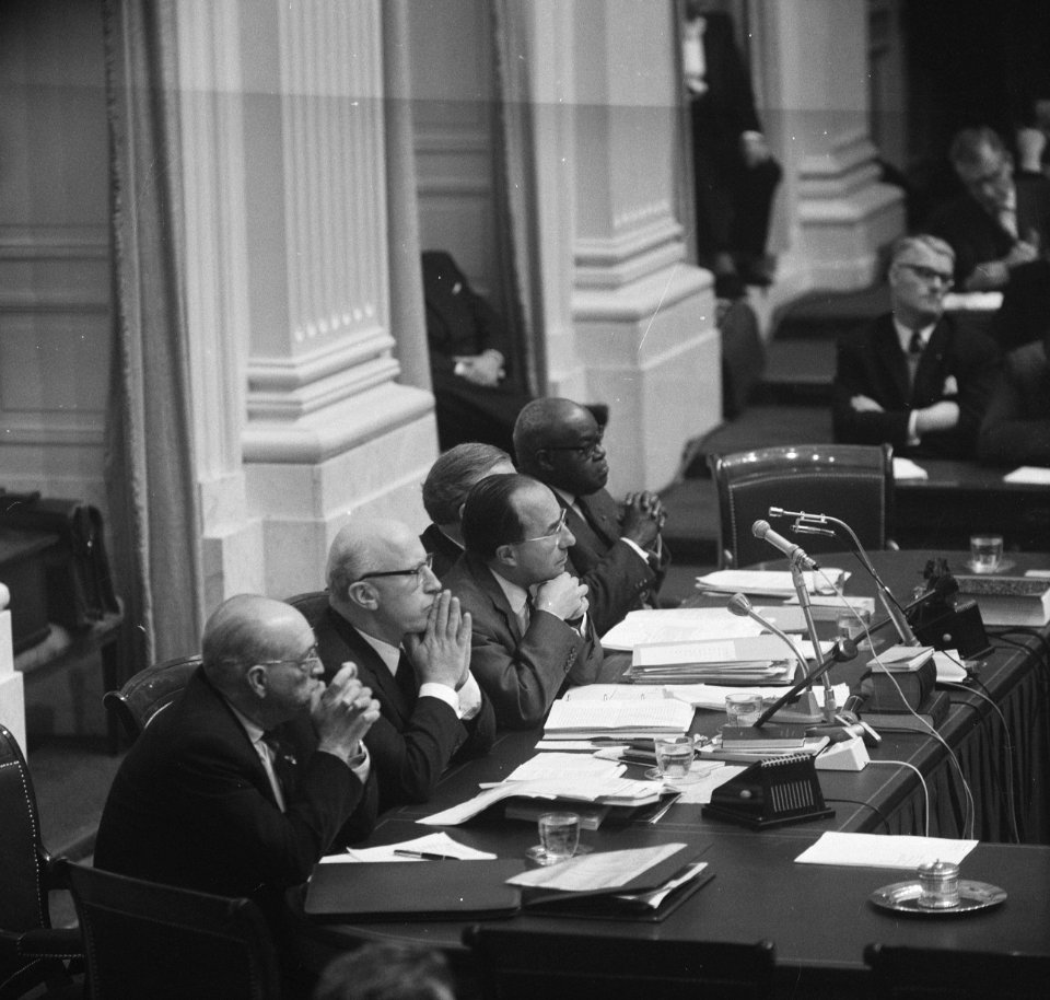 De regeringstafel met als tweede van links minister Samkalden van Justitie en ve, Bestanddeelnr 918-4312