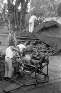 De motor van een bren-carrier wordt gereviseerd, Bestanddeelnr 3010