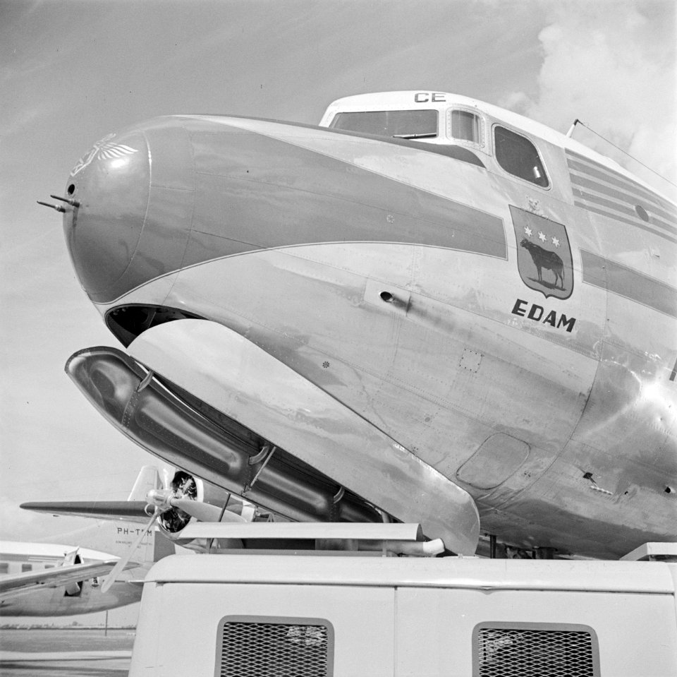 De naambelettering van het het viermotorige KLM DC-4 passagiersvliegtuig 'Edam…, Bestanddeelnr 255-8902