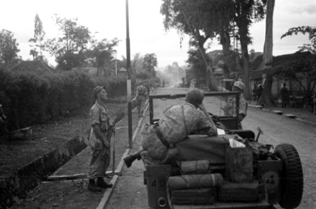 De Nederlandse troepen rukken op in Djokjakarta. Jeep staat stil met militair di, Bestanddeelnr 5141