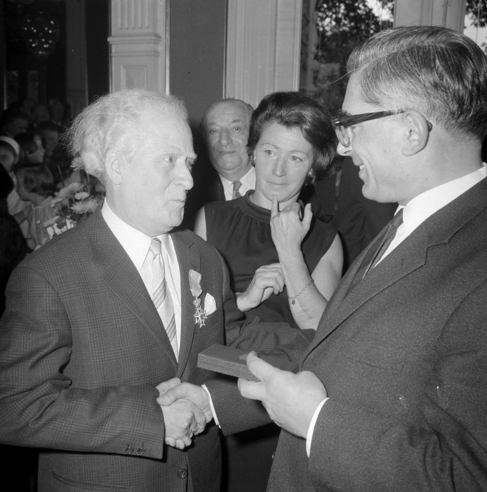 De musicus ontvangt de felicitaties van Wethouder Polak, Bestanddeelnr 919-5487