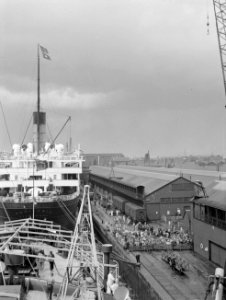 De ms Aquitania van de Cunard Line in de haven van Southampton, Bestanddeelnr 191-0282