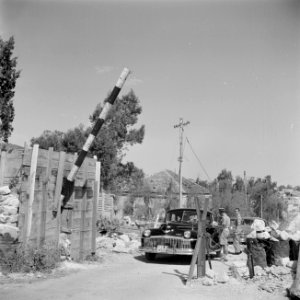 De Nederlandse consul-generaal dr. J.A. Nederbragt passeert in diens auto de gre, Bestanddeelnr 255-1621