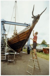 De replica van het historische Oekraïnse marineschip de Santa Maria in de botenlift bij Jachthaven A. Peetoom, om te worden opgeknapt voor Sail. NL-HlmNHA 54036087
