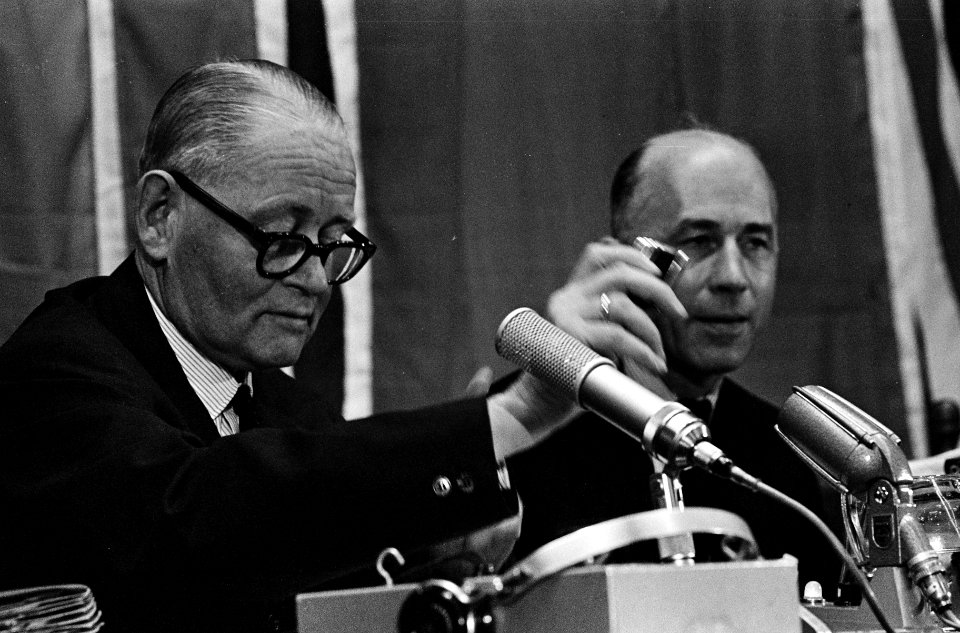 De NAVO Conferentie in Den Haag , secretaris generaal D U Stikker een persconf, Bestanddeelnr 916-4225
