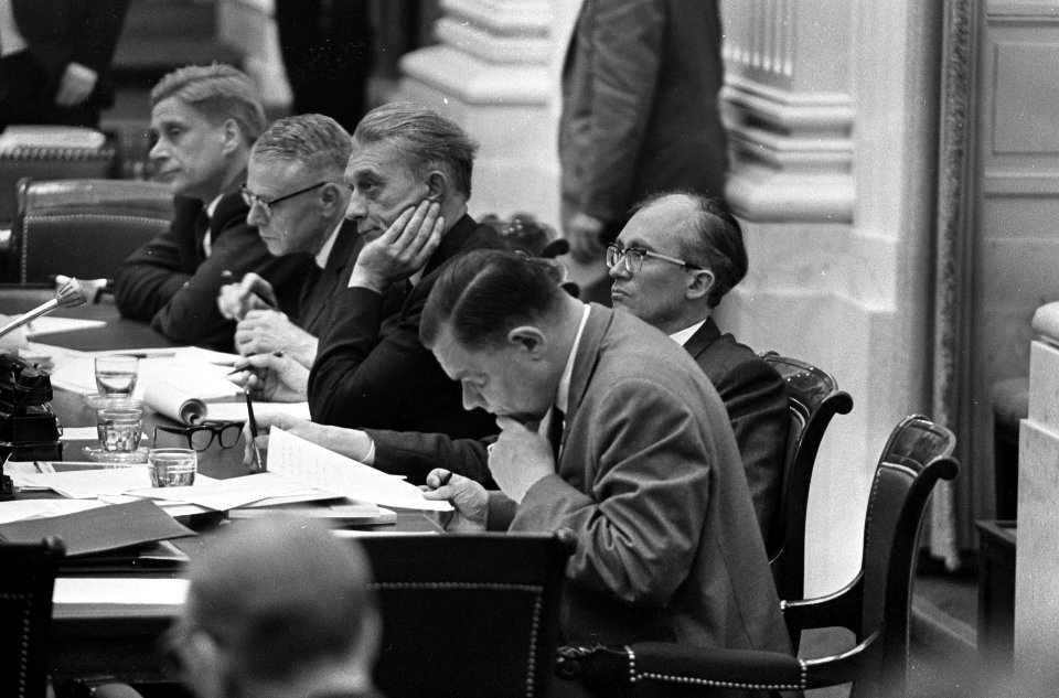 De regeringstafel. De ministers Veringa (Onderwijs en Wetenschappen), De Block (, Bestanddeelnr 920-4055