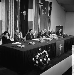 De NAVO Conferentie in Den Haag , secretaris generaal D U Stikker geeft een pe, Bestanddeelnr 916-4222