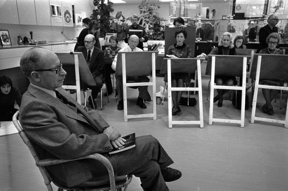 De minister poseeert voor een groep kunstenaars, Bestanddeelnr 927-0385
