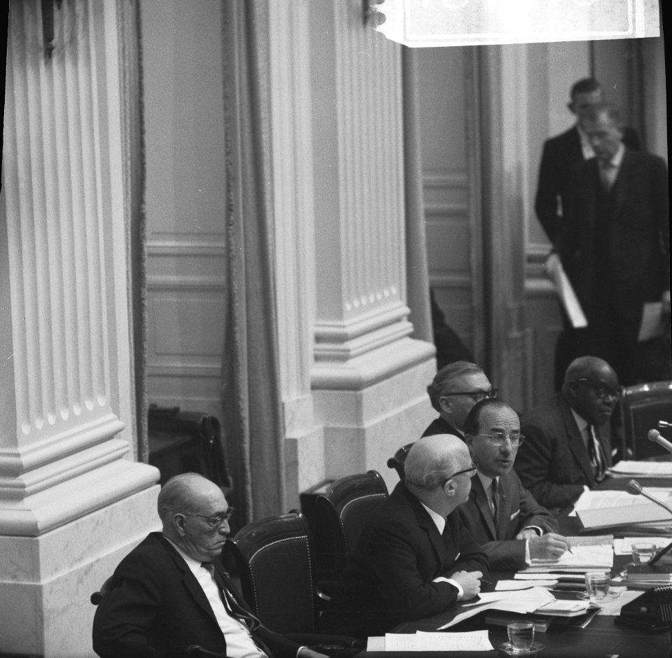 De regeringstafel met als tweede van links minister Samkalden van Justitie en re, Bestanddeelnr 918-4316