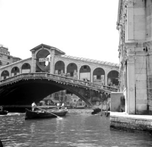 De Rialtobrug over het Canal Grande in Venetië, Bestanddeelnr 254-2049