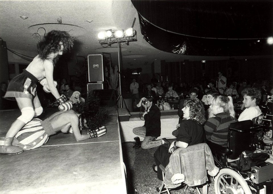 De riante koepelzaal De Brinkwas na 2 jaar weer ongetoverd in een gezellige 'club Unique' waar een optreden was van de 'Pin up Club'. Aangekocht van United Photos de Boer. - Negatiefnummer 31440 k 18