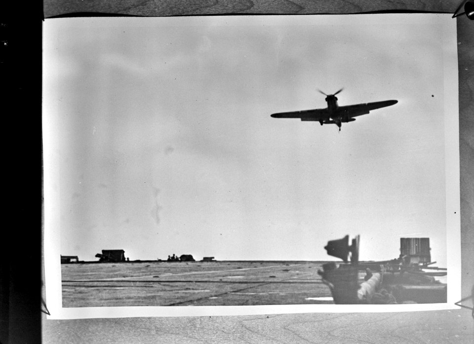 De Marine Luchtvaardienst heeft een jagersquadron opgericht die vanaf vliegdeksc, Bestanddeelnr 934-8639