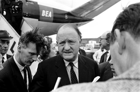 De NAVO Conferentie in Den Haag , aankomst minister Butler op Schiphol, Bestanddeelnr 916-4230