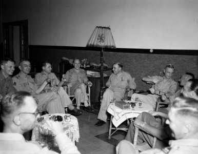 De met het Kruis van Verdienste gedecoreerde legeraalmoezenier pastoor M.D. Lam,, Bestanddeelnr 11256