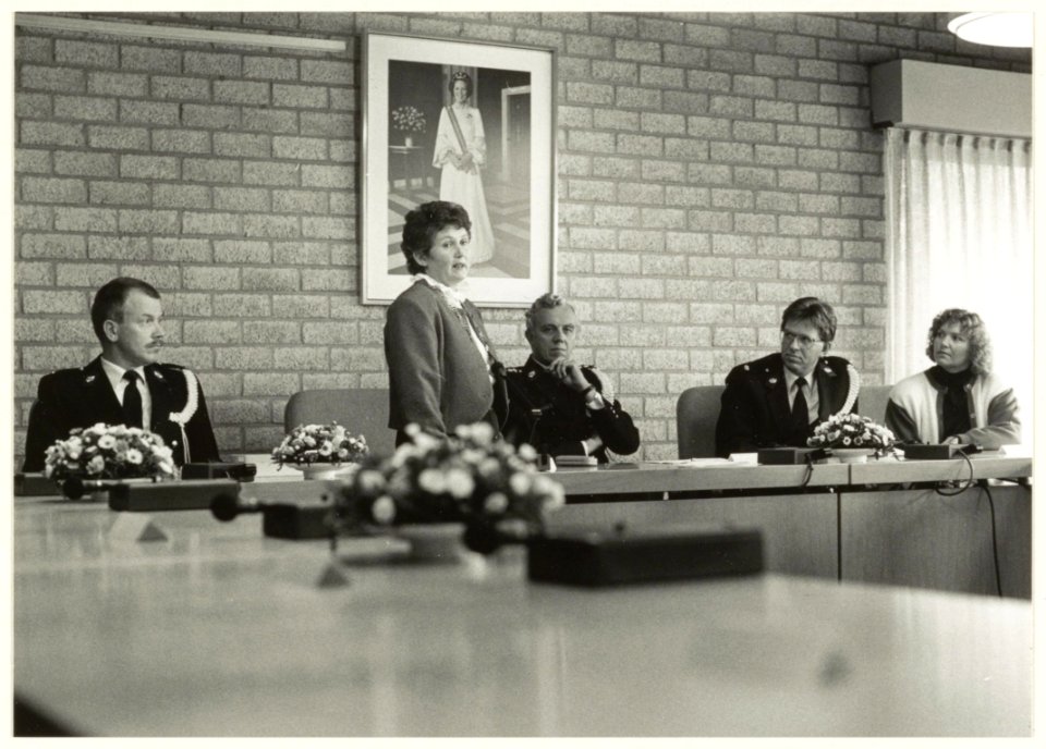 De Rijkspolitiegroep Bennebroek heeft tijdens een receptie in het gemeentehuis afscheid genomen van korpschef adjudant van der Wateren (links op de foto). Adjudant E. Prinssen (uiterst recht, NL-HlmNHA 54032127