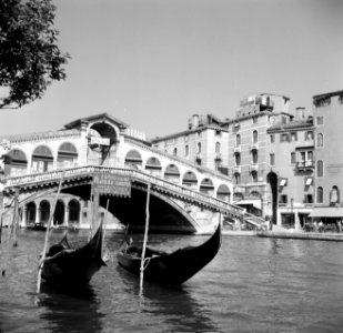 De Rialtobrug over het Canal Grande in Venetië, Bestanddeelnr 254-2047