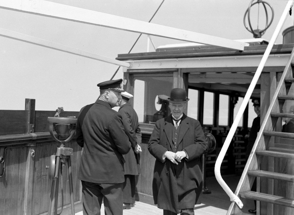 De reder Willem Ruys en kapitein Dubois op de brug op de achtergrond de loods, Bestanddeelnr 191-0174