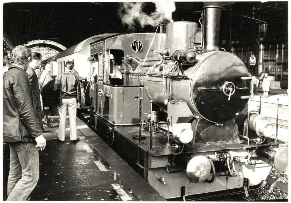 De spoorlijn Amsterdam-Haarlem bestond 140 jaar. Ter gelegenheid daarvan stelde de NS een stoomtreindienst in tussen station Haarlem en de Centrale Werkplaats van de spoorwegen. De stoomtrei, NL-HlmNHA 54010972