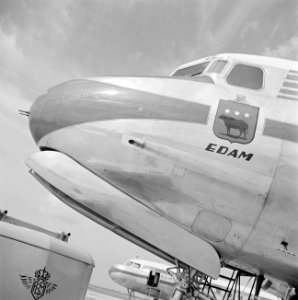 De naambelettering van het het viermotorige KLM DC-4 passagiersvliegtuig 'Edam…, Bestanddeelnr 255-8903