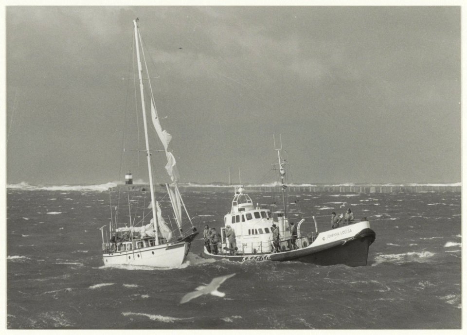 De reddingboot Johanna Louisa sleept het Amerikaanse jacht Gisborg veilig de haven van IJmuiden binnen. NL-HlmNHA 54015603
