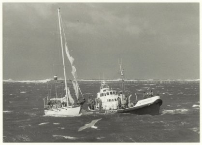 De reddingboot Johanna Louisa sleept het Amerikaanse jacht Gisborg veilig de haven van IJmuiden binnen. NL-HlmNHA 54015603