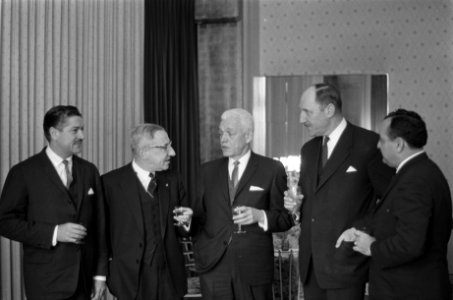 De regering bood de president van Dominicaanse Republiek lunch aan in Hotel de W, Bestanddeelnr 914-8197
