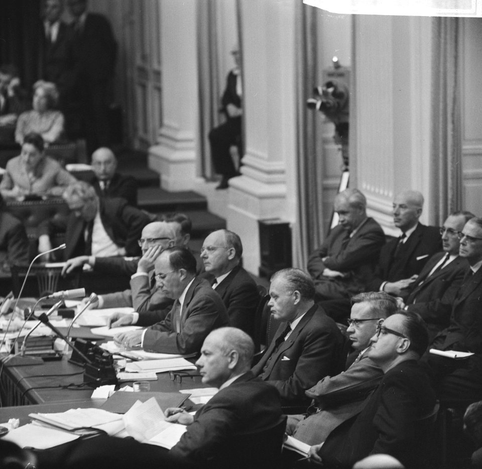 De regeringstafel, v.l.n.r. de ministers Samkalden, Cals (premier), Vondeling, …, Bestanddeelnr 918-3085