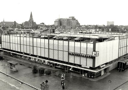 De Raaks Parkeergarage aan de Raaks, ziend naar het zuid oosten. Met op de achtergrond de kerk aan de Gedempte Oude Gracht en Vroom en Dreesman aan het Verwulft. Aangekocht in 1979 van fotog, NL-HlmNHA 54010171