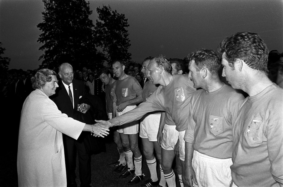 De spelers worden aan koningin Juliana voorgesteld, Bestanddeelnr 921-4670