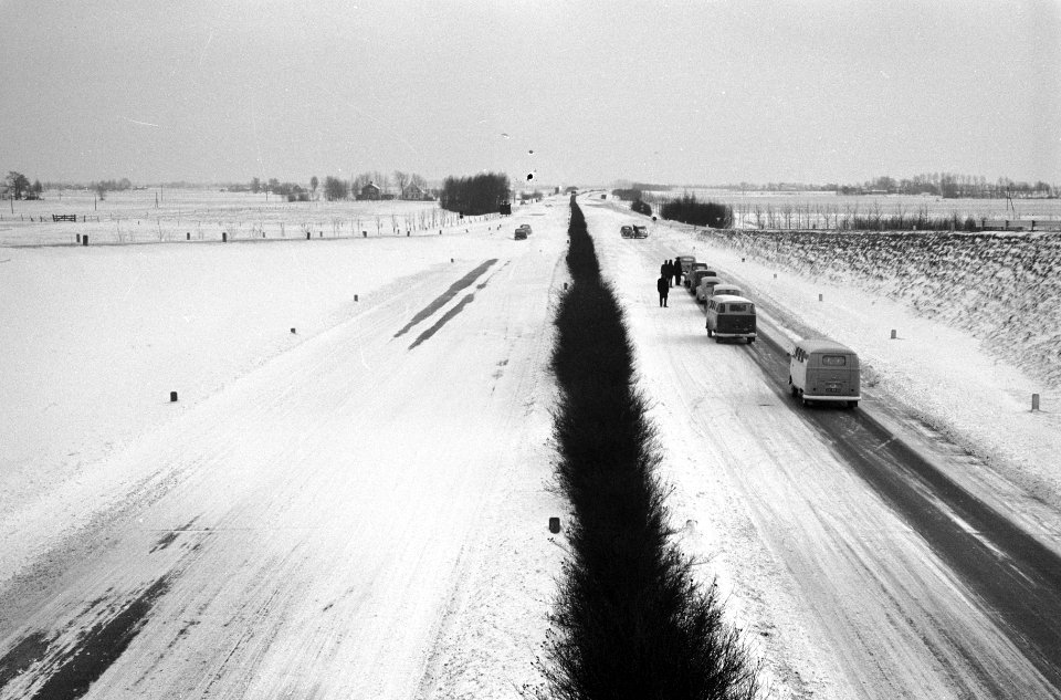 De Rijksweg Amsterdam-Utrecht met ingesneeuwde wagens, Bestanddeelnr 914-6674