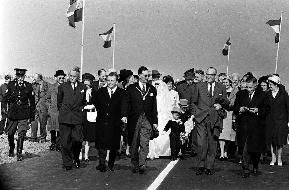 De weg over de Grevelingendam geopend door minister van Verkeer en Waterstaat Ja, Bestanddeelnr 917-6000