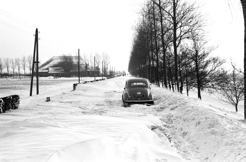 De Rijksweg Amsterdam-Utrecht, buldozer bezig met sneeuwruimen, Bestanddeelnr 914-6680