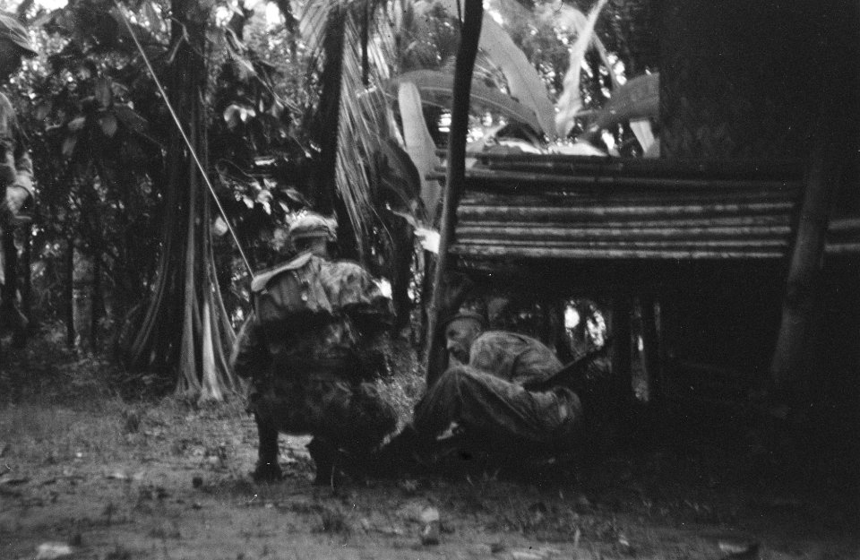 De radiotelefonist en de commandant van de patrouille, Bestanddeelnr 463-5-3