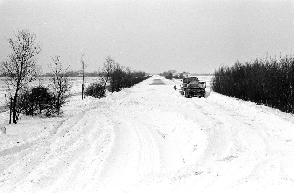 De Rijksweg Amsterdam-Utrecht, buldozer bezig met sneeuwruimen, Bestanddeelnr 914-6678
