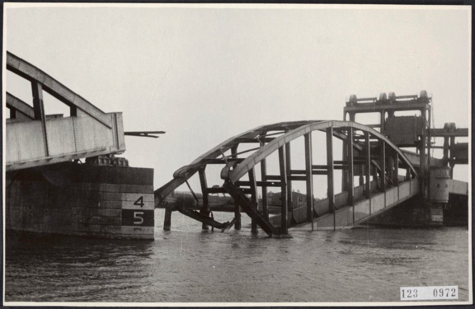 De spoorbrug bij Zwolle na de bevrijding, Bestanddeelnr 123-0972