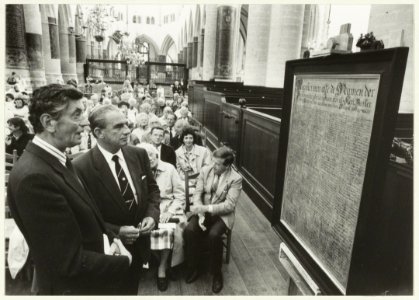 De naamborden in de Grote of St. Bavokerk worden officieel overgedragen aan kerkvoogd Vermaire door de Belgische ambassadeur L. Ceijssens. NL-HlmNHA 54031468