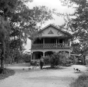 De Nederlandse boer Van Dijk op de plantage Kwatta voor zijn huis in Suriname, Bestanddeelnr 252-6439