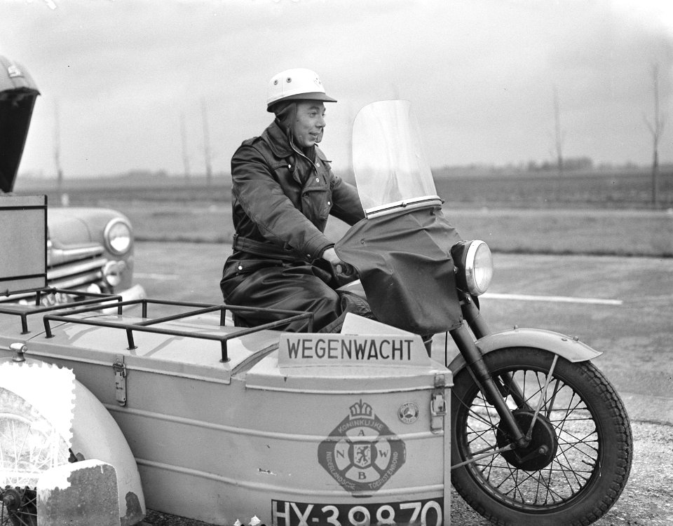 De wegenwacht met witte volkelman, Bestanddeelnr 906-2453