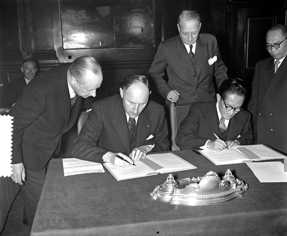 De minister van Buitenlandse Zaken, Joseph Luns, en zijn Indonesische ambtgenoo…, Bestanddeelnr 906-6571