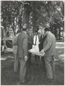 De raadscommissie van bijstand voor stadsontwikkeling en openbare werken in de Haarlemmerhout. Derde van links J.A.H. Hardeman, vijfde van links J.J. Fuykschot. NL-HlmNHA 54011760