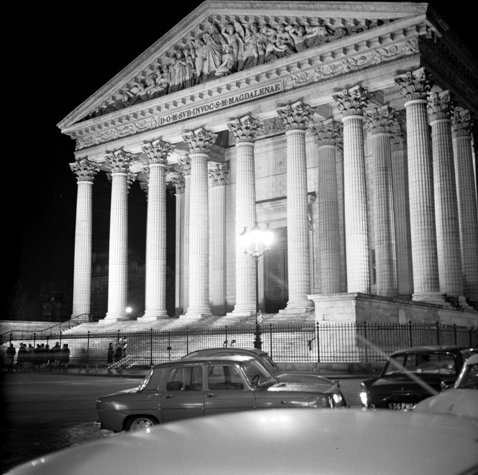 De Madeleine in floodlight met op de voorgrond auto's, Bestanddeelnr 254-0533