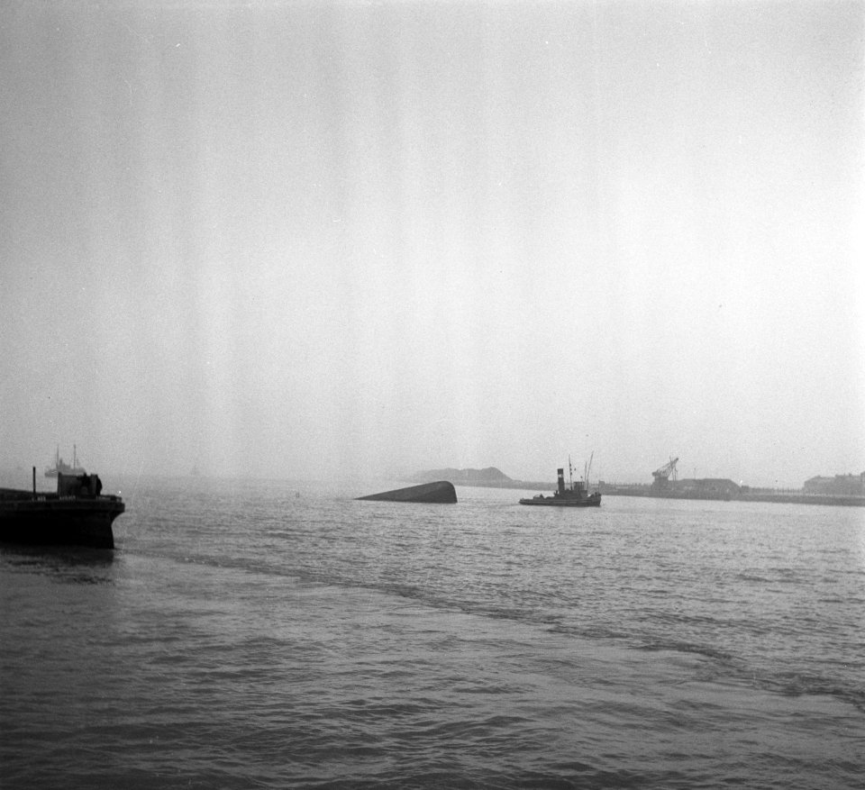De Maasdam overvaart tankertje in Nieuwe Waterweg, Bestanddeelnr 905-4462