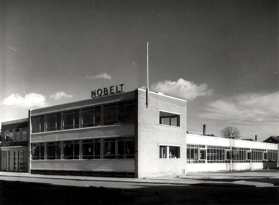 De Pyamafabriek op de hoek van de Parklaan en de Phoenixstraat, z.n.h. noordwesten. NB. Zie ook Nijverheid en Industrie, Pyjamafabriek. Aangekocht in 1977 van United Photos de Boer bv, NL-HlmNHA 54005280