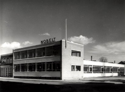 De Pyamafabriek op de hoek van de Parklaan en de Phoenixstraat, z.n.h. noordwesten. NB. Zie ook Nijverheid en Industrie, Pyjamafabriek. Aangekocht in 1977 van United Photos de Boer bv, NL-HlmNHA 54005280
